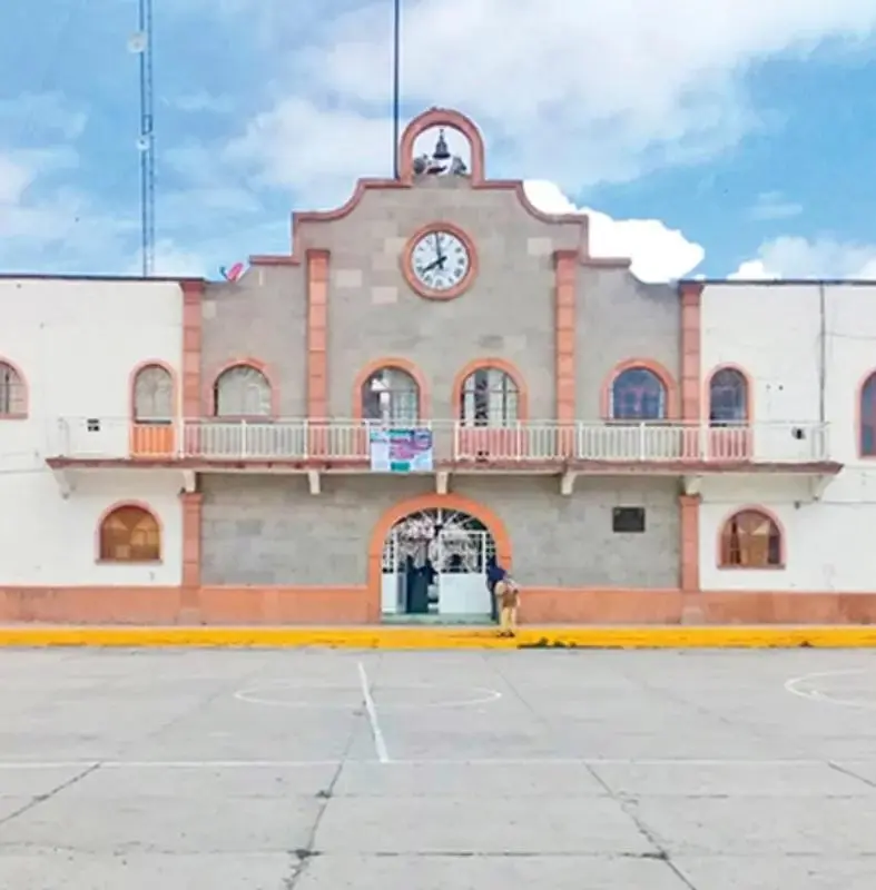 Retienen a secretaria municipal en San Salvador por obras públicas