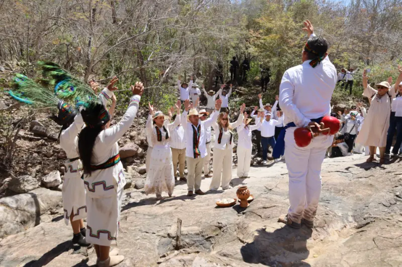 Asisten miles al equinoccio de primavera en Las Labradas en Sinaloa