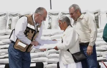 Entregan fertilizantes para 140 mil hectáreas de cultivos en Michoacán