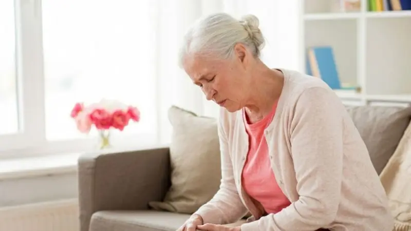 ¿Pérdida de equilibrio? Estas señales en la movilidad de los adultos mayores requieren atención