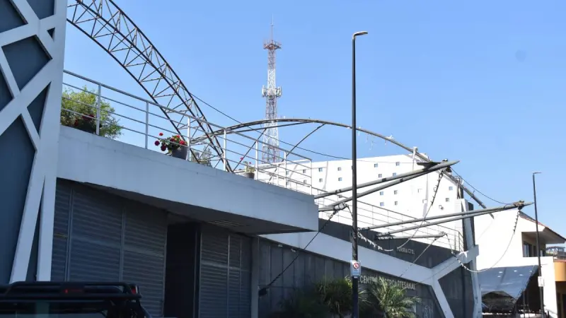 Fuertes vientos desprenden lona del Centro Gastroartesanal; costará un millón reponerla