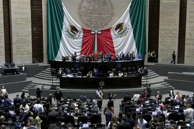 Avalan diputados reforma a pensiones entre protestas