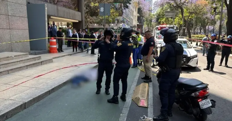 Mujer muere tras caer de edificio en Paseo de la Reforma