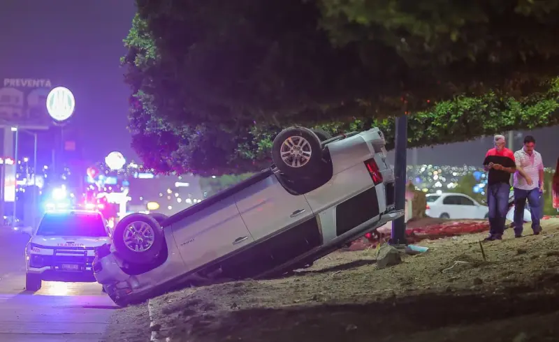 Choque volcadura en el bulevar Progreso en Hermosillo deja daños materiales; no hay lesionados