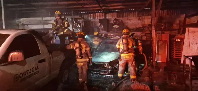 Consume incendio 2 vehículos en bodega de la colonia Del Prado