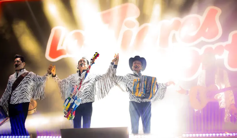 Tigres del Norte conquistan Feria de Fresas