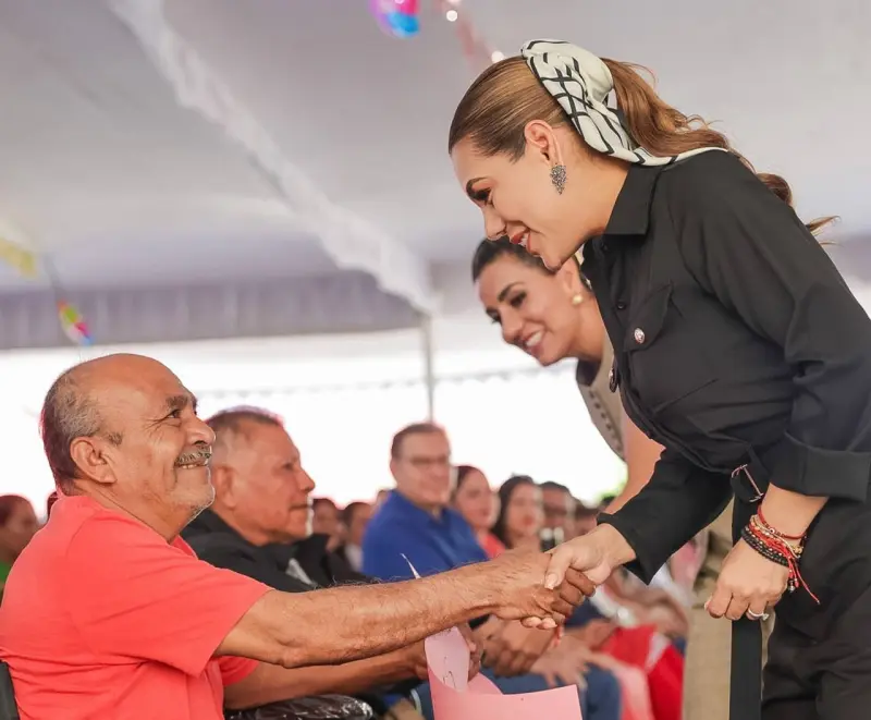 Entrega Evelyn Salgado aparatos auditivos y sillas eléctricas