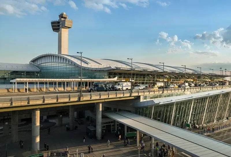 Reanima agente del ICE a bebé que dejó de respirar en aeropuerto JFK