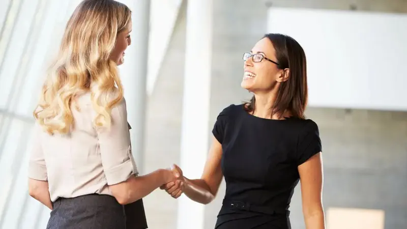 ¿Se dice ‘Buen día’ o ‘Buenos Días’ al saludar?... esta es la forma correcta, según la RAE