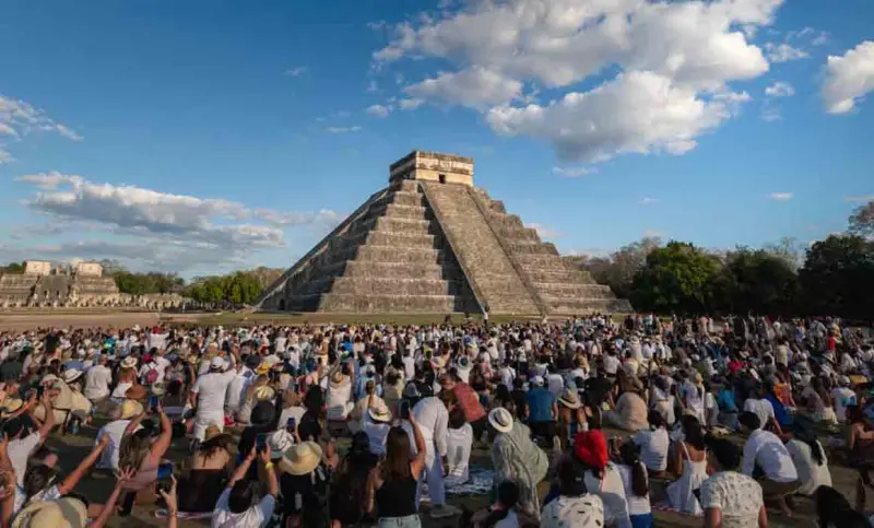 Más de 15 mil visitantes presencian descenso de Kukulcán en Chichén Itzá