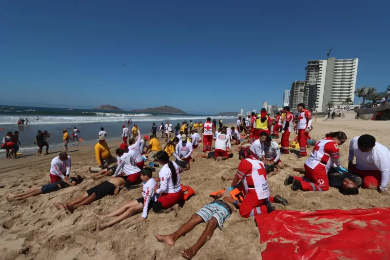 Certifican 130 salvavidas de Mazatlán para operativo de Semana Santa