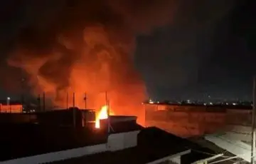 Se incendia casa en el centro de Uruapan; habría personas atrapadas