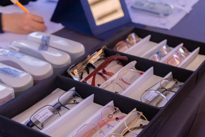 Entrega DIF Yucatán lentes en Tixkokob y Tekax