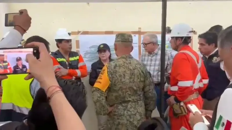 El Rosario: acude Rubén Rocha a mina donde están atrapados 4 trabajadores