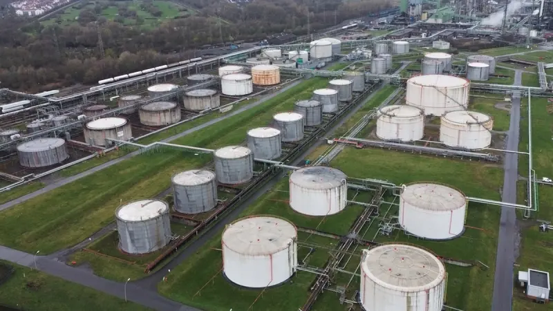 Supera los 107 dólares precio de barril de petróleo y bolsas de EU caen por guerra con Irán