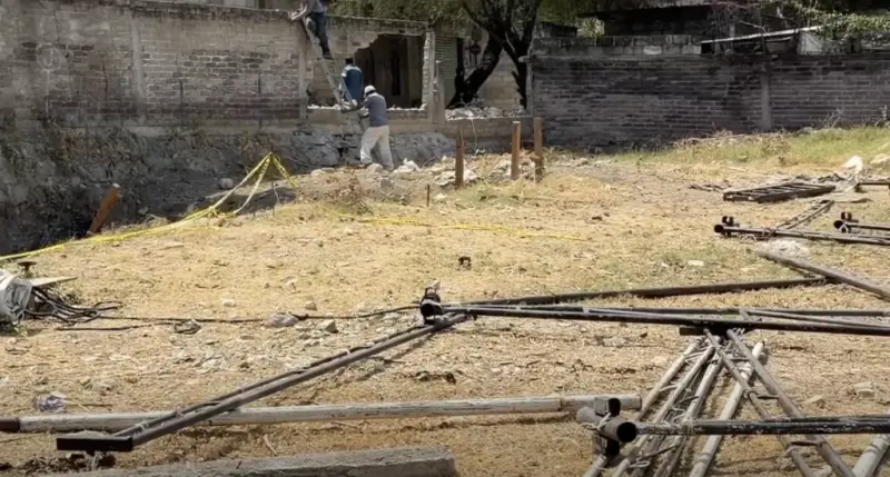 Concluye derribo de barda de riesgo en las fosas de Jojutla