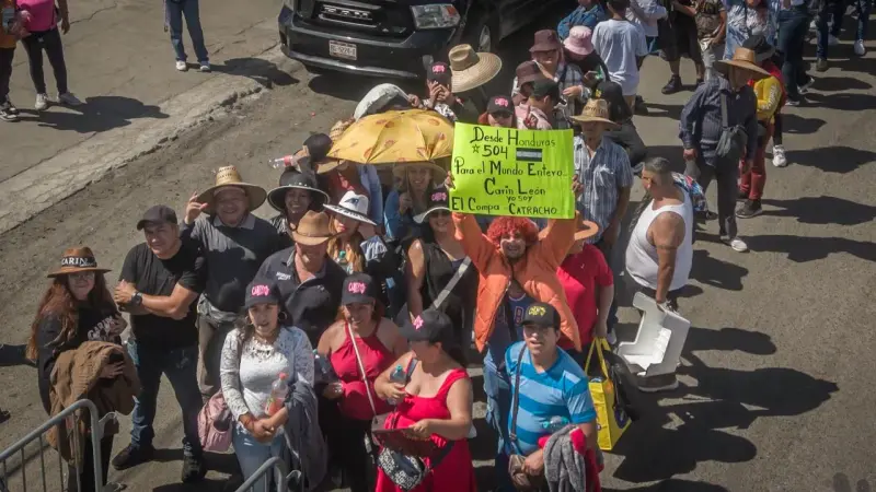 Fans de Carín León acuden desde temprano a concierto gratuito en Tijuana