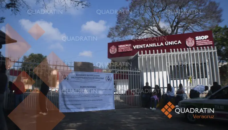 Trabajadores de la SIOP se manifiestan en Xalapa