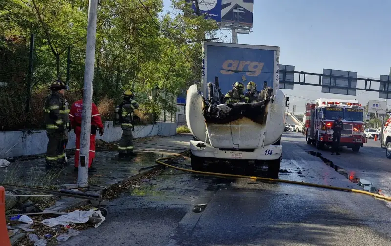 Se incendia tráiler en calles de la colonia Fierro
