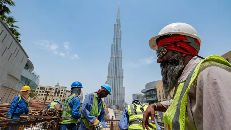 Migrantes africanos en el Golfo siguen enviando remesas pese a la guerra y la incertidumbre: millones de familias dependen de sus ingresos mientras enfrentan riesgos laborales y geopolíticos diarios