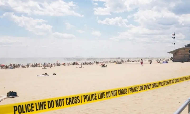 Hallan a hombre muerto en playa de Nueva York