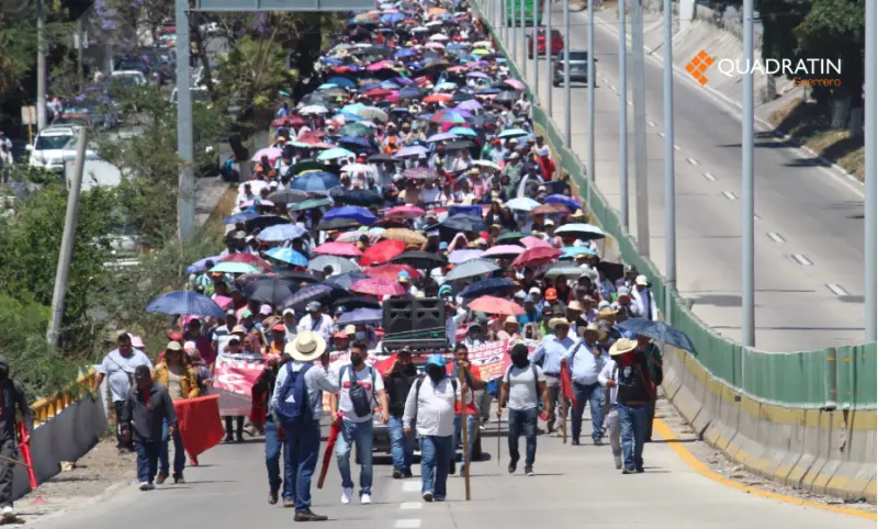 Marchan mil 500 maestros de la CETEG en la Autopista en Chilpancingo