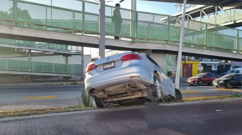 Accidente en carril del Tuzobús; auto impacta contra un poste
