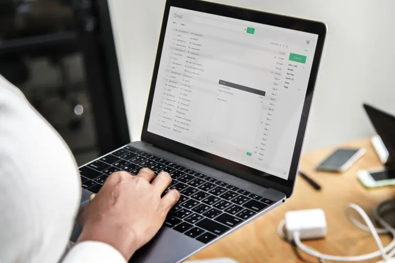 Dos palabras para añadir al final de un correo electrónico para obtener una respuesta: un estudio ya demostró su eficacia