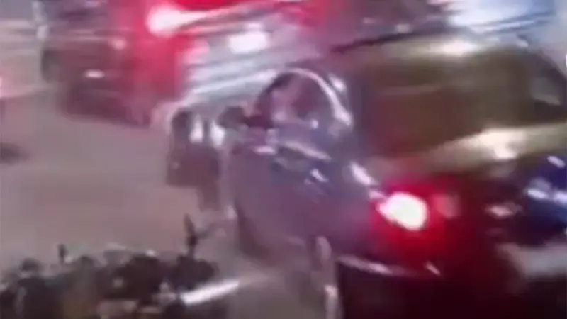 Automovilista arrolla a motociclista, le pasa el auto encima y huye ¿Lo reconoces?