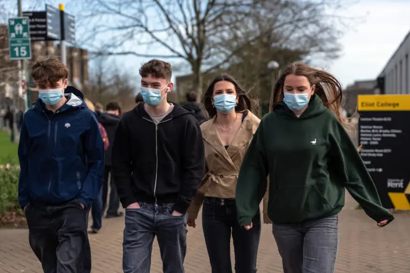 Brote de meningitis en estudiantes deja 2 muertos y 11 enfermos en Inglaterra