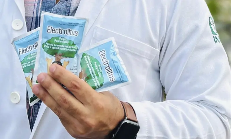 Recomiendan hidratación en niñas y niños durante la época de calor