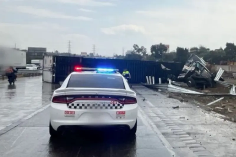 Volcadura de tractocamión bloquea circulación en autopista México-Querétaro