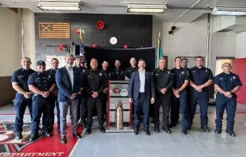 Dona Monterey Park 90 equipos de respiración a Bomberos de Morelia