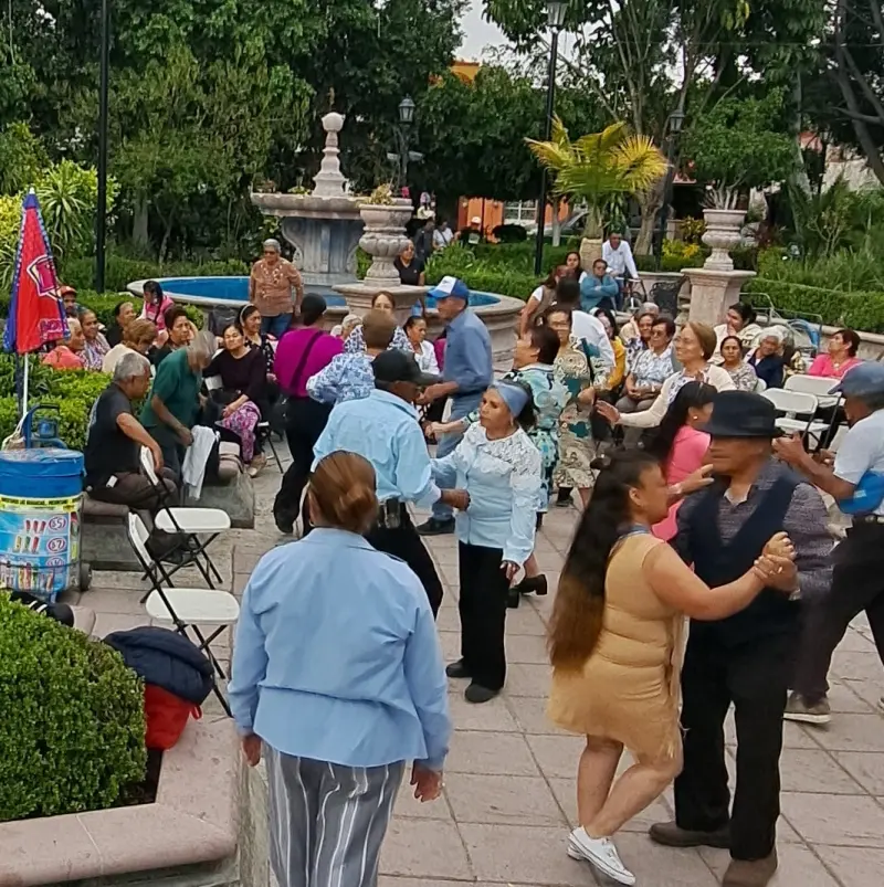 Personas mayores disfrutan tarde musical en Purísima