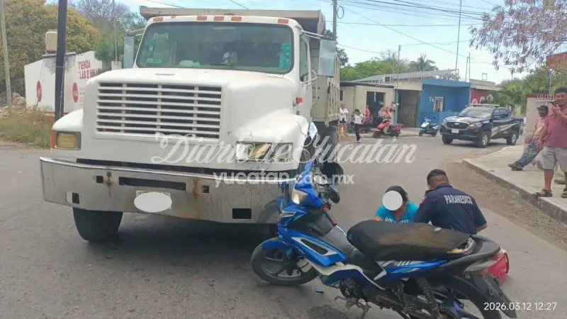 Un volquete choca una motocicleta en calles del centro de Motul
