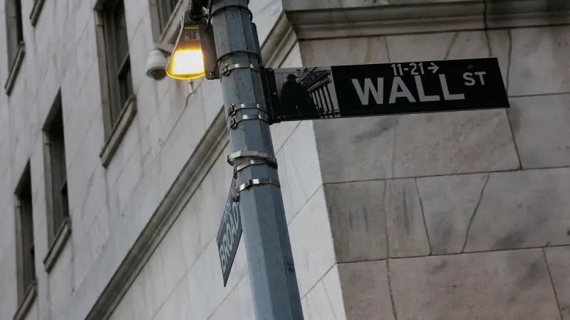Wall Street sube por regreso de inversionistas a acciones de IA