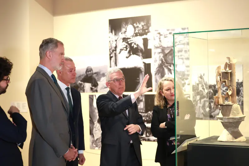 Recorre el Rey de España exposición del México prehispánico; reconoce controversias y abusos