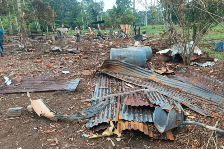 Ecuador: el bombardeo no cayó sobre un campamento narco, sino sobre una granja lechera