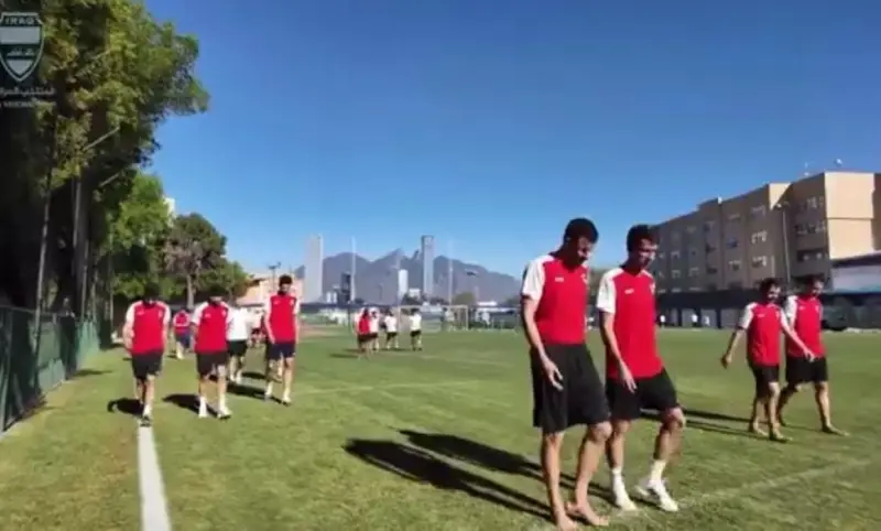 Entrena Irak con Cerro de la Silla de fondo