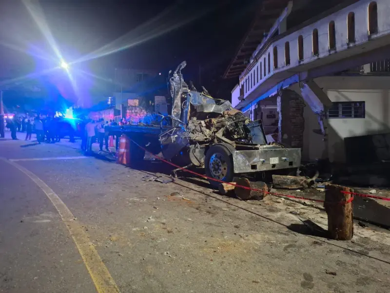 Mueren 2 y 7 resultan lesionadas por choque de camión en Guelatao