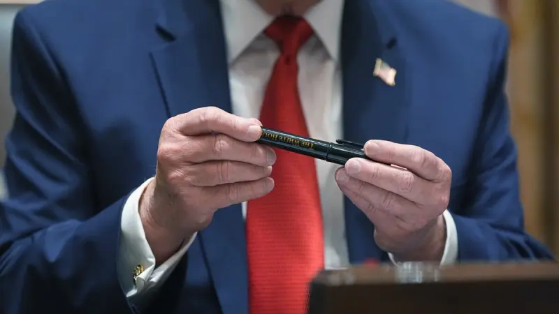 Wall Street sufre peor día desde inicio de guerra en Medio Oriente y Trump alardea sobre plumones