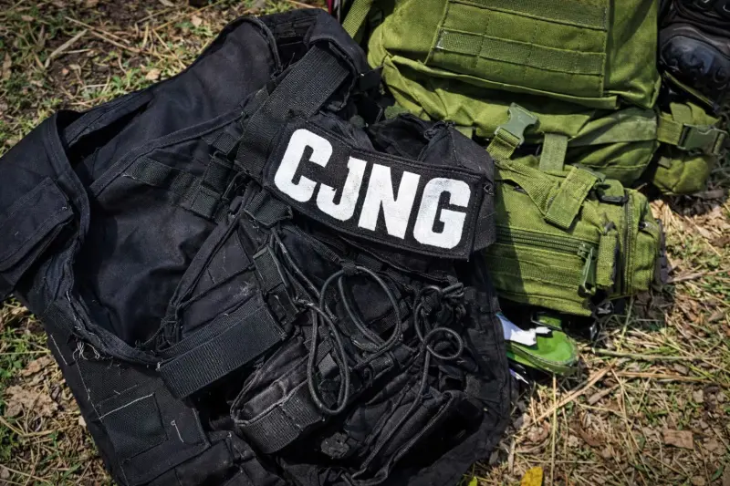 Desde el 2020, el CJNG impone cuotas de 50 a 20 mil pesos mensuales por cruzar cargamentos de mercancía como café, ropa o ganado en la Frontera Comalapa; desplaza familias y disputa rutas clave al Cártel de Sinaloa en la frontera sur