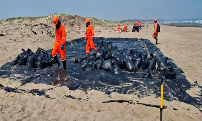 Gobierno aún evalúa origen de hidrocarburo en playas de 2 estados