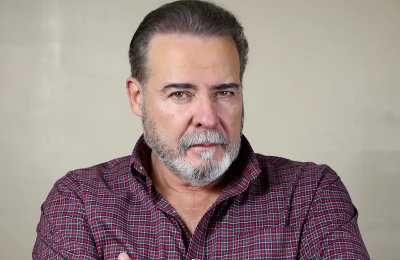 César Évora alerta por fraude: venden saludos falsos con su nombre en redes sociales