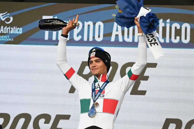 Isaac del Toro roza el título de la Tirreno-Adriático 2026: sigue líder tras la etapa 6