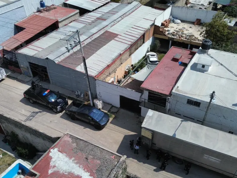 Esperan orden judicial para intervenir bodega con vehículos robados