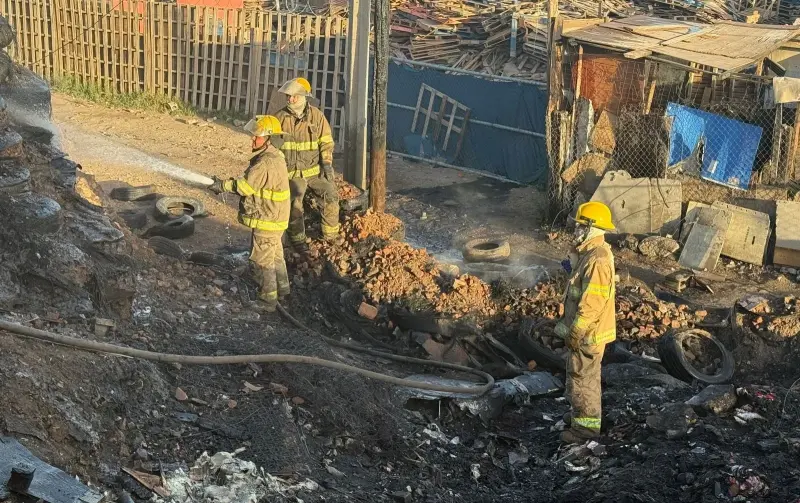 Incendio de basura y llantas genera densa columna de humo