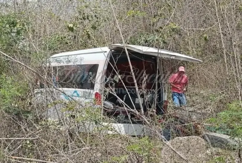 Visita a Chichén Itzá termina en susto para extranjeros: Van se sale de la carretera