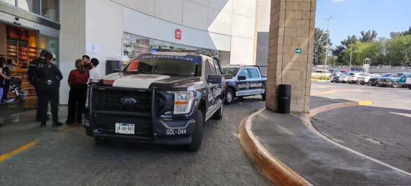 Adulta mayor resulta herida tras accidente en plaza comercial de Zapopan