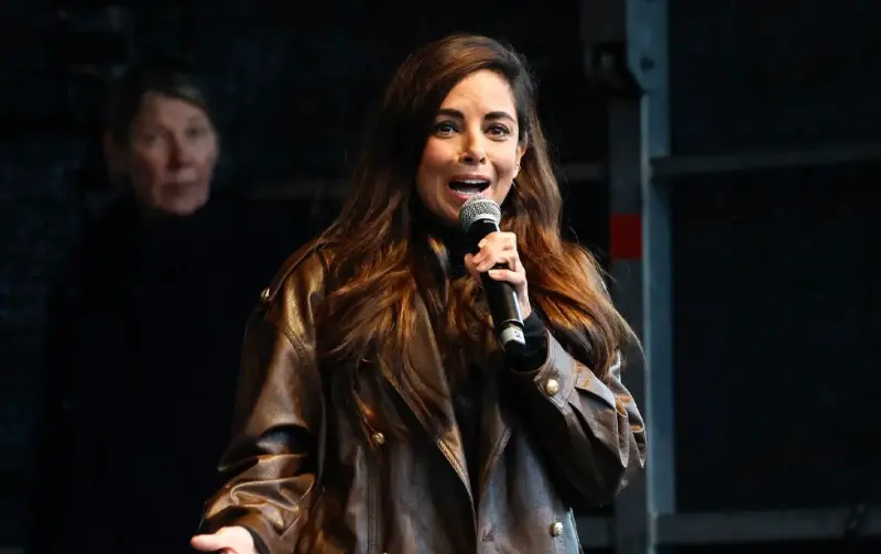 Una actriz dice que descubrió al responsable de acosarla en línea: su esposo